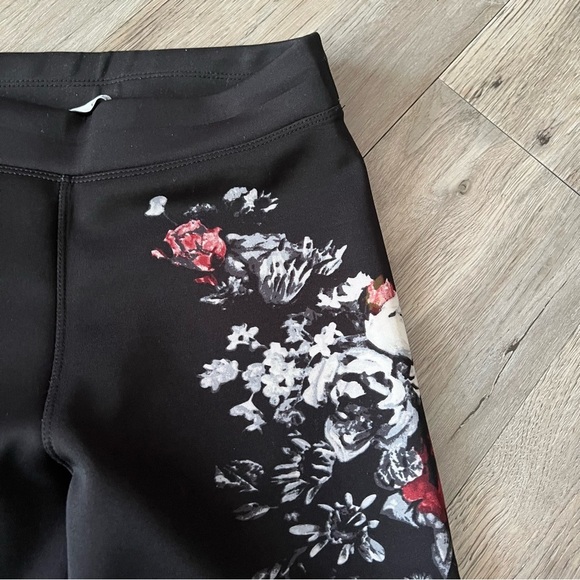 🔥SALE- any 4/$20. Dex Stylish Black and White Floral Leggings - Picture 2 of 4